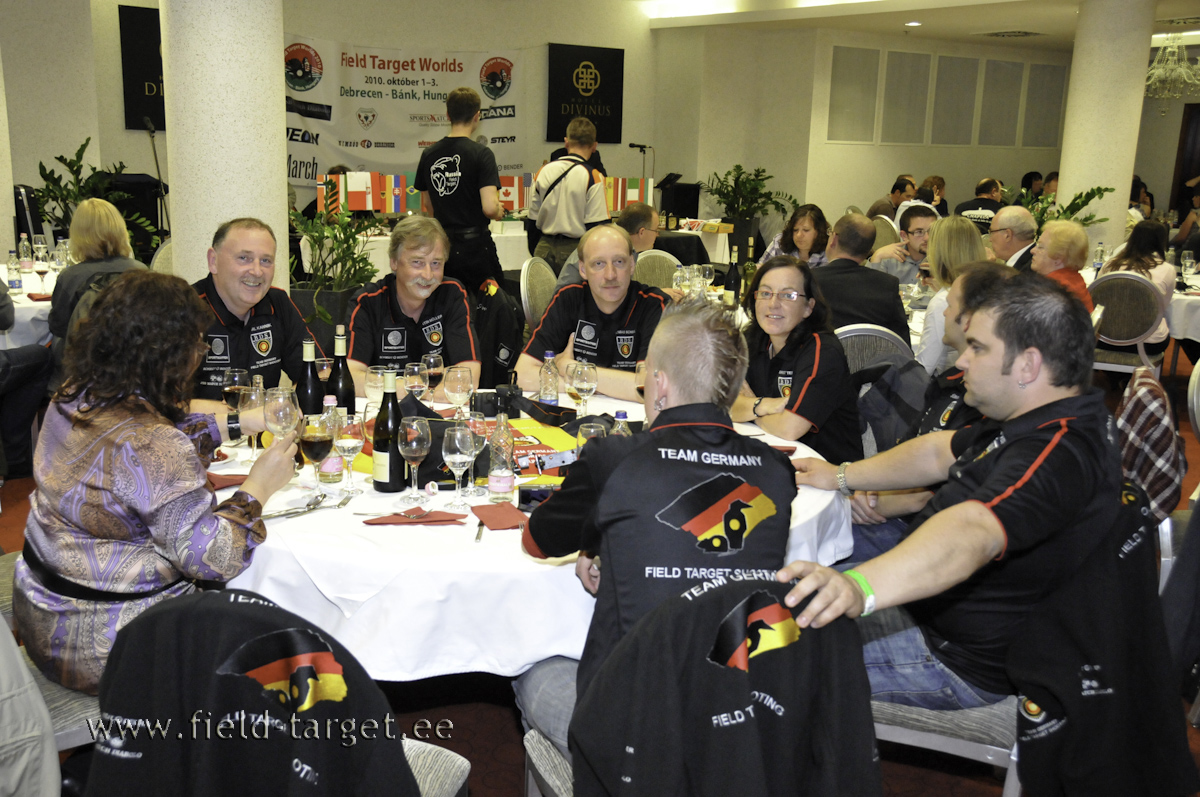 Sakslased autasustamisgaalal hotellis Divinius